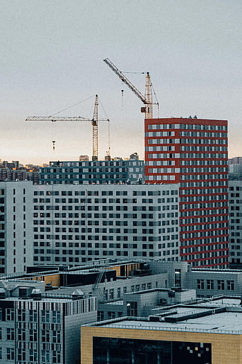 αστικό τοπίο, σύγχρονα κτίρια κατοικιών, γερανός κατασκευής, συνεφιασμένη μέρα, ουρανοξύστες, γερανοί κατασκευής, σύγχρονη αρχιτεκτονική, ορίζοντα της πόλης, αστική ανάπτυξη, εργοτάξιο