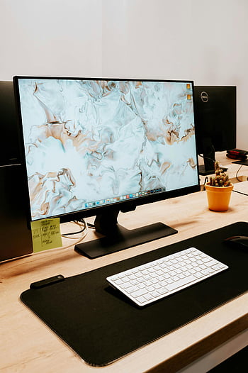 Haftnotiz, Computer-Bildschirm, Schreibtisch, modernes Arbeitsumfeld, Monitor, Tastatur, Maus, Topfpflanze, Schlankes Setup, Schreibtisch-Setup, Haftnotiz am Computer