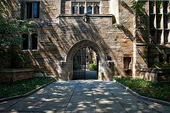 Archway batu bergaya Gotik, Kampus Universitas Yale, tanaman hijau, gerbang baja, bangunan bata coklat, jalan masuk, arsitektur batu, Kampus Universitas, Pintu masuk gapura, arsitektur gothic, gerbang batu