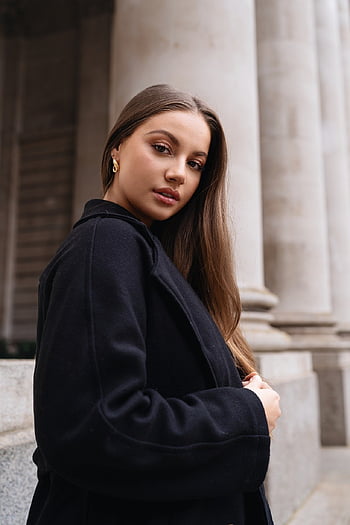 móda, redakční fotografie, městský styl, Městská móda, moderní portrét, Street estetika, high-end móda, odvážné prohlášení, Trendsetting vzhled, současná elegance, příležitostná sofistikovanost