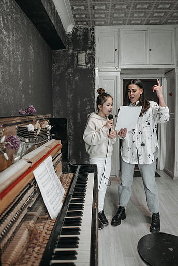tyttö laulaa, piano, musiikkitunti, studio, mikrofoni, kaksi naista, nuotit, musiikin koulutus, Soittimet, sisäympäristö, opetus