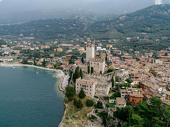 malcesine hrad, jezero garda, letecký pohled, středověká pevnost, Itálie, nádherný výhled, hrad, u jezera, historické místo, scénické krajiny, evropské architektury