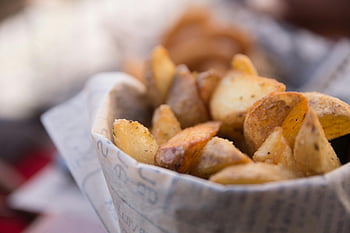 pene de cartofi, închideți fotografia, cartof de aur, con de hârtie, gustare, aperitiv, delicios, crocant, cartofi prăjiți, degetul alimentar, chipsuri