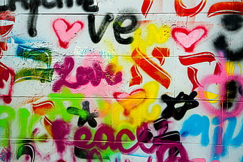Graffiti, Stadtmauer, bunte Graffiti, Herzen, Friedenszeichen, lebendige Straßenkunst, Kreativität, Straßenkunst, städtische Kunst, Wandkunst, bunte Kunst