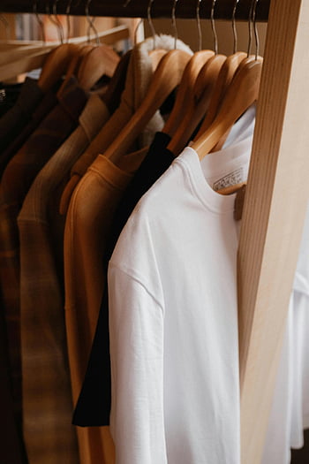 asılı elbiseler, Giyim rafı, şık minimalist, düzgünce asılı giysiler, yumuşak ışık, kapatmak, ahşap askılar, moda, giysi dolabı, kıyafet ekranı, giyim organizasyonu