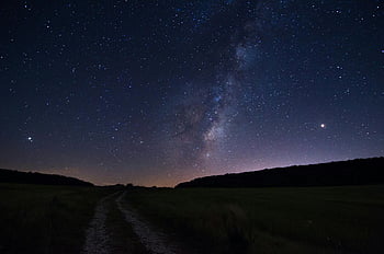 Bima Sakti, langit malam, lapangan terbuka, jalan, lanskap yang tenang, langit berbintang, tampilan selestial, fotografi astronomi, cantik alami, malam gelap, pemandangan pedesaan