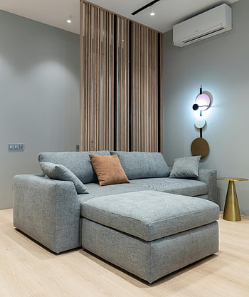 Elegant stue, moderne innredning, minimalistisk stil, Grå sofa, sofa nær bord, moderne møbler, interiørdesign, Stilig boareal, Koselige sitteplasser, tregulv, omgivende belysning