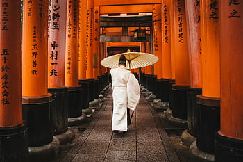 muž, který držel deštník, tradiční oděv, brány torii, fushimi inari svatyně, kyoto, japonská kultura, návštěva svatyně, duchovní cesta, kulturní dědictví, oranžové sloupy, kamenná cesta