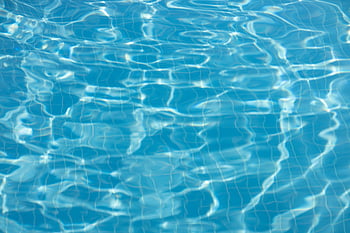 zwembad, Close-up shot, kabbelend water, water textuur, zonnige dag, zwembad water, blauw water, buitenzwembad, wateroppervlak, Poolrimpels, Oppervlakte zwembad