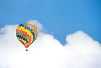 mongolfiera, verde blu giallo, volante, nuvole bianche, colorato, nuvole soffici, giorno soleggiato, cielo, vista aerea, attività all'aperto, avventura