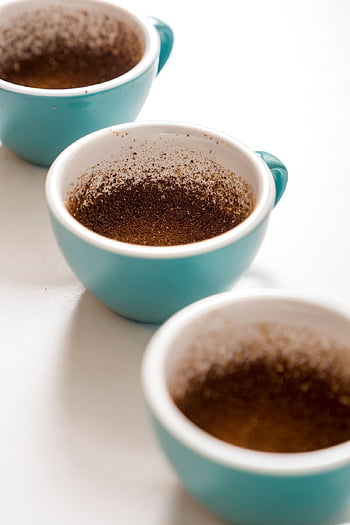 caffè macinato, caffè, tazza di caffè, tazza, caffè fresco, polvere di caffè, caffè tostato, aromatico, caffeina, avvicinamento, arrostito