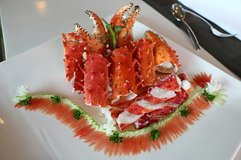 piatto di granchio, piatto di ceramica, cucina raffinata, Splendidamente placcato, Gorrali intricati, zampe di granchio, Presentazione di pesce, Cibo gourmet, piatto del ristorante, arte culinaria, chele di granchio
