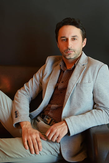 رجل جاد،  بدلة أنيقة،  يجلس على الأريكة،  رجل أعمال واثق،  بدلة غير رسمية،  تعبير مستعد،  إعداد داخلي،  الملابس المهنية،  ملابس رسمية،  عمل احترافي،  فرد جالس