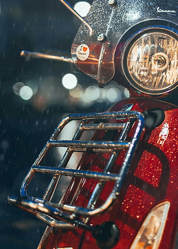 roșu motocicletă, noapte ploioasa, Scooter clasic, bokeh fundal, Călătorie vintage, fotografie aproape, pavimentul umed, luminile orașului, scenă urbană, fotografie de noapte, roșu vespa