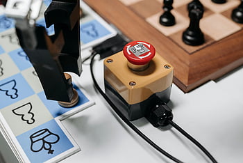 AI иновация, роботизирана ръка, Настройка на шах, червен превключвател, изкуствен интелект, игра на шах, технология, автоматизация, интелигентни системи, роботика, шахматна дъска