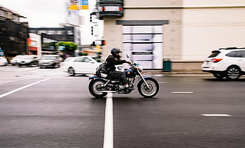 Osoba jazdy motocyklem krążownika, motocyklista, Zajęta ulica miasta, San Francisco, Kalifornia, motocykl cruiser, ruch miejski, Jazda miejska, scena uliczna, pejzaż miejski