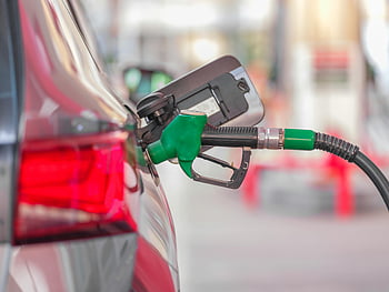palivové čerpadlo, benzínka, čerpací stanice, automobilová nádrž, palivové trysky, detailní pohled, distributor, tankování auta, zelená tryska, doplňování paliva automobilu, výdejního stojanu