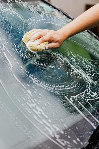 lavado de parabrisas de coche, esponja jabonosa, mano de primer plano, detallando el coche, cuidado del automóvil, limpieza del parabrisas, agua jabonosa, mantenimiento del auto, limpieza de esponjas, lavado de autos, cuidado del vehículo