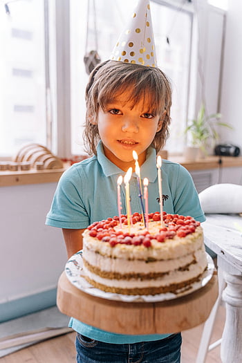 소년, 생일, 케이크, 불을 붙인 양초, 파티 용 모자, 어린 소년, 실내, 축하, 생일 축하, 생일 파티, 축제