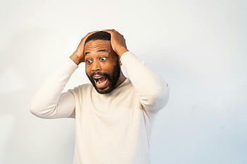 Geschokte man, Verbaasde uitdrukking, handen op kop, studio portret, gezichtsuitdrukking, man in wit shirt, studio -setting, emotionele reactie, Verbaasde man, studiofotografie, witte achtergrond