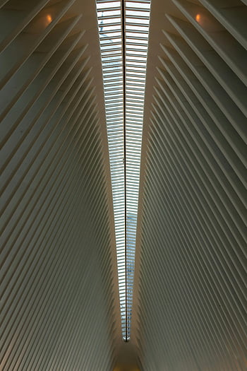 nowoczesny sufit, wzory geometryczne, projektowanie wnętrz, Uderzająca symetria, fotografia architektoniczna, sufit budynku, widok perspektywiczny, Współczesna architektura, Wzory sufitowe, Sufit wewnętrzny, architektura nowoczesna