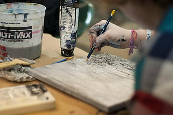 umělec ruka, malování, texturovaný abstrakt, tvůrčí proces, studio, detail, makro objektiv, černá tužka, umělecké pomůcky, štětec, plátno