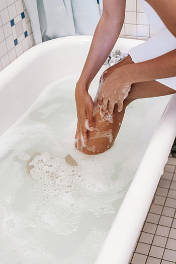 Etnická žena, mytí nohou, vana, napěněná voda, Snímky životního stylu, wellness, mýdlo, lázeň, péče, hygiena, relaxace
