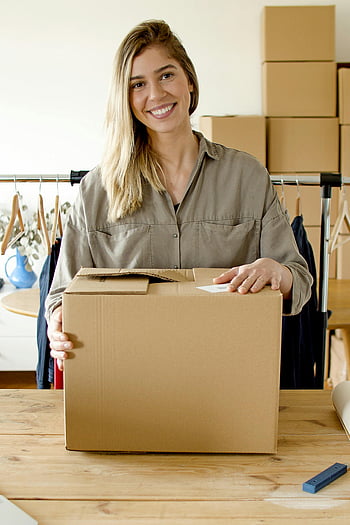 donna che sorride, pacchetto di tenuta, negozio online, piccola impresa, imballaggio interno, scatola di cartone, imprenditore, e-commerce, confezione del prodotto, ufficio a casa, preparazione alla consegna