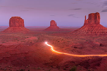 valle del monumento, vista del tramonto, Butte di arenaria, sentieri di luce, paesaggio drammatico, formazione rocciosa marrone, arenaria vibrante, scenario del deserto, meraviglia naturale, itinerario panoramico, paesaggio arizona