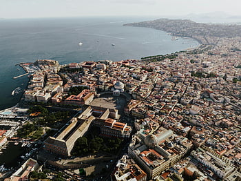 vista aerea, Napoli, Italia, paesaggio urbano costiero, punti di riferimento iconici, skyline della città, mar Mediterraneo, paesaggio urbano, edifici storici, vista panoramica, città sul lungomare