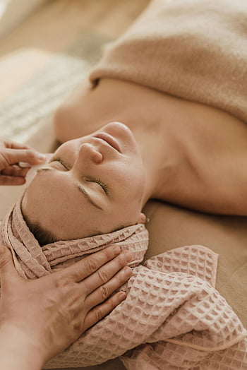 Ansigts spa -behandling, Håndklædeindpakning, Afslappende ansigtsbehandling, kvindes ansigt, sindsro, spa -afslapning, ansigtsmassage, Spa -terapi, ansigtspleje, skønhedsbehandling, Spa Wellness