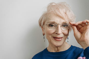 oudere vrouw, bril, vrolijk, zachte glimlach, portret, oudere volwassene, een bril dragen, Gezonde ouder worden, Lachende ouderen, vrouw met een bril