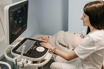 الموجات فوق الصوتية،  امرأة حامل،  إعداد العيادة،  خبير في الرعاية الصحية،  أجهزة الموجات فوق الصوتية،  إجراء طبي،  الموجات فوق الصوتية على البطن،  الموجات فوق الصوتية الحمل،  طبيب،  صبور،  الفحص