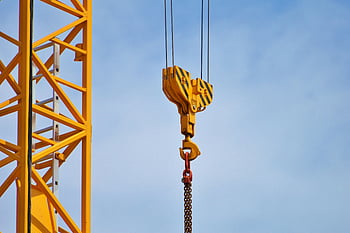 gru gialla, braccio della gru, equipaggiamento industriale, chiaro cielo blu, gru di costruzione, foto ravvicinata, Costruzione gialla, gancio della gru, macchinario industriale, sito di costruzione, sfondo del cielo blu