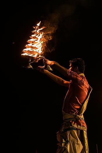 ganga aarti, Varanasi Ghats, Tradiční indická spiritualita, ohnivý rituál, duchovní obřad, indické kultury, hinduistické tradice, Noční rituál, posvátný oheň, duchovní praxe, Varanasi India