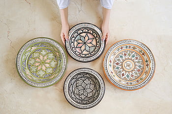 plăci ceramice, vedere de sus, model geometric, tipare ornamentate, Setare minimalistă, farfurii artizanale, plăci decorative, design ceramic, plăci cu model, farfurii lucrate manual, designul plăcii