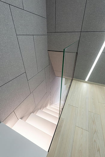 Moderní budova interiér, schodiště, skleněné zábradlí, minimalistický design, Současný interiér, čisté linky, Moderní schodiště, Vzhled interiéru, skleněná zábradlí, moderní architektura, minimalistické schodiště