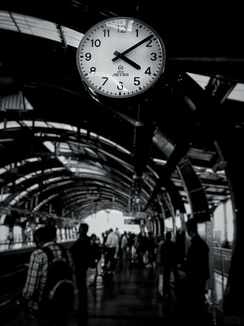 szürkeárnyalatos fényképezés, vonat órája, 04:09, fekete és fehér, metróállomás, nyüzsgő ingázók, kiemelkedő óra, ingázók, állomás órája, metró ingázók, vasútállomás