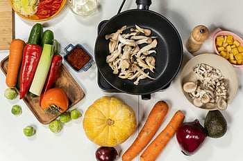 čerstvá zelenina, pohled shora, bílý povrch, houby, Kuchyňské ingredience, vaření, Zdravé stravování, mrkve, papriky, squash, cibule