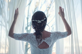 nevěsta, krajkové šaty, Slunce zalité okno, klidná elegance, bílá textilie, svatební šaty, svatební móda, Elegantní nevěsta, svatební den, svatební styl, svatební portrét
