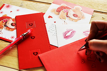 romantische kaart, Rode enveloppen, harten, Love Theme, persoon schrijven, pen, Valentijnsdag, handgeschreven bericht, knuffelbeer, kus tekens, houten tafel