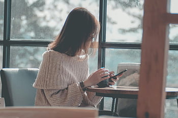스마트 폰을 사용하는 여성, 실내 휴식, 커피, 문자 메시지, 스마트 폰, 창문, 아늑한 설정, 캐주얼 복장, 실내 장면, 편안한 여자, 겨울보기