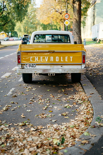 žlutý chevrolet, kabina pro posádku, pickup, zaparkováno, Ulice pokrytá listy, podzim, oslo, vinobraní auto, městské scény, Norsko