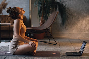 femme qui s'étend, tapis de yoga, yoga intérieur, portable, réglage serein, exercice intérieur, pratique du yoga, entraînement à domicile, pose de yoga, fitness intérieur, yoga à l'intérieur