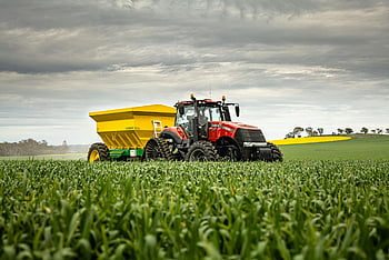 zemědělský traktor, obilné pole, červený traktor, přívěs, Vibrující kukuřičné pole, Dramatická zakalená obloha, zemědělské stroje, zemědělských strojů, práce v terénu, venkovské scény, zemědělské krajiny