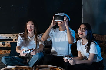vr gaming, groep vrienden, gelach, technologie, bindingsmomenten, binnengamen, virtuele realiteit, Vrienden spelen games, leuk gamen, sociaal gamen, pizza en gamen