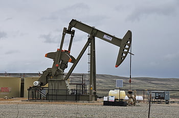 fosilní palivo, zvedák olejového čerpadla, vzdálené průmyslové stránky, zatažená obloha, usa, Extrakce oleje, energetický průmysl, olejové vybavení, ropné pole, průmyslové krajiny, pumpjack