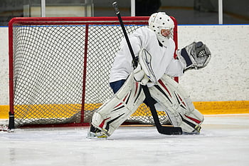 portiere di hockey su ghiaccio, marcia completa, Obiettivo in difesa, Rink indoor, portiere, Mazza da hockey, equipaggiamento di protezione, azione sportiva, netto, gioco, atleta