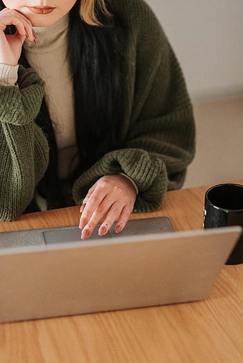 vzdálené práce, Mladá žena, zelený svetr, laptop, krytý, pít kávu, domácí kancelář, Příležitostná práce, Zaměřený pracovník, Útulný pracovní prostor, využití technologie