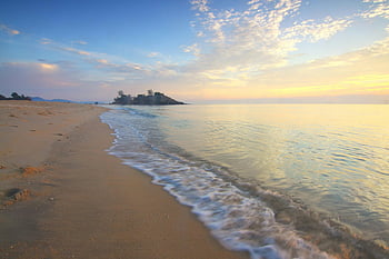 sandet strand, blide bølger, ø i afstand, solnedgang, Tranquil Beach, brunt sand, havudsigt, fredeligt landskab, kystlandskab, strand solnedgang, Fjern ø